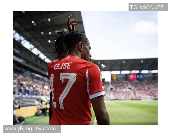 奥利塞训练时佩戴耳钉引发争议拜仁教练曾多次禁止此行为 奥利塞训练时佩戴耳钉引发争议拜仁教练曾多次禁止此行为